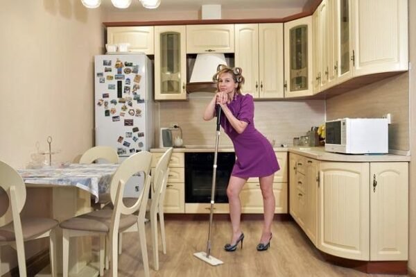 Woman Cleaning House to sell fast for cash