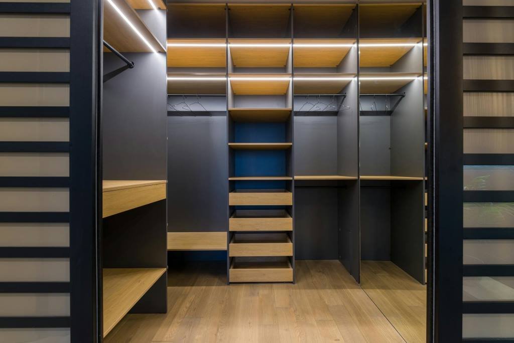 Custom modular closet 